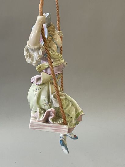 Jeune fille sur une balançoire
Statuette...