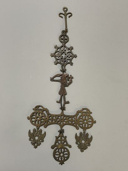 Croix orthodoxe en métal patiné. 
Grèce début...