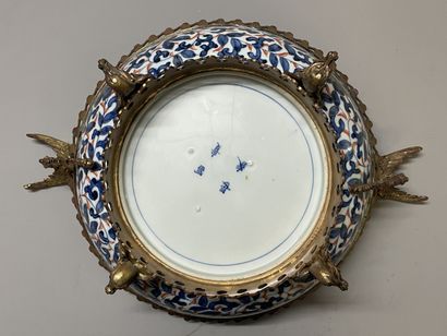 Coupe en porcelaine japonaise, décor Imari,...