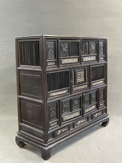 Cabinet en bois exotique à incrustations...