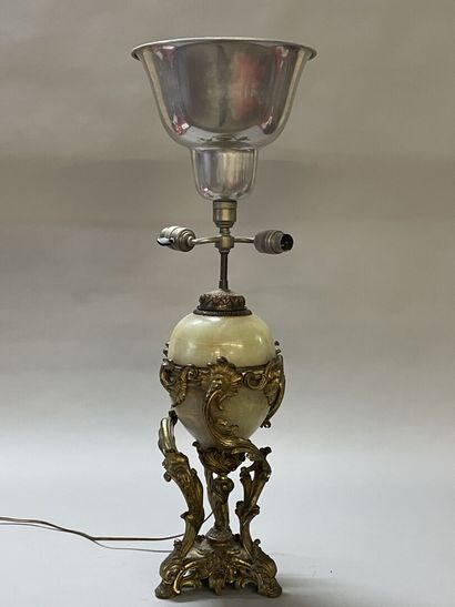Lampe marbre ovoide, et monture bronze doré...