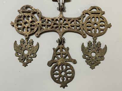 Croix orthodoxe en métal patiné. 
Grèce début...