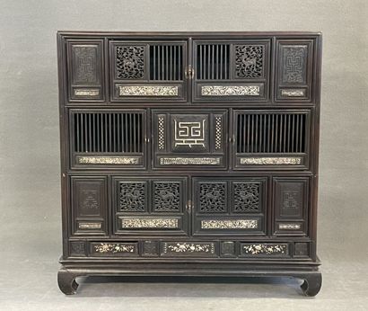 Cabinet en bois exotique à incrustations...