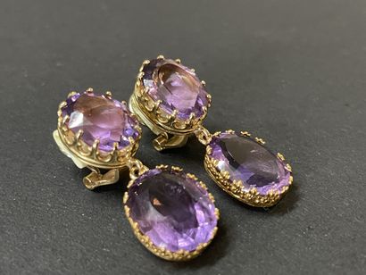 Paire de clips d'oreilles en or , serties...