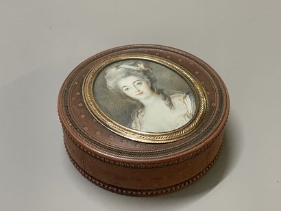 Circular box in carved wood decorated on...