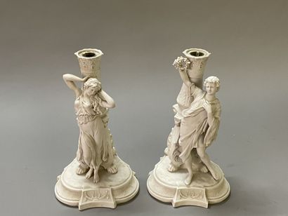Paire de bougeoirs en biscuit de porcelaine...