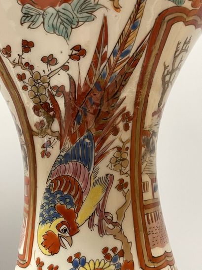 Paire de lampes à pétrôle en porcelaine du...