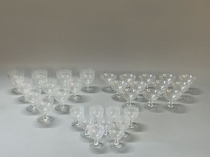 BACCARAT France. Modèle GOUVIEUX
31 verres...
