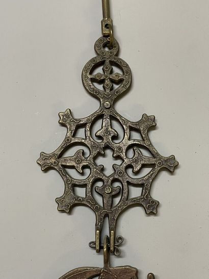 Croix orthodoxe en métal patiné. 
Grèce début...