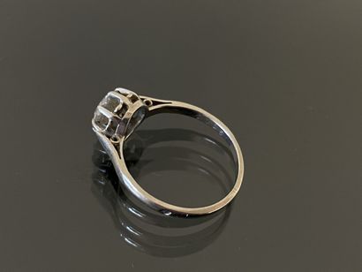 Solitaire en platine, serti d'un diamant...