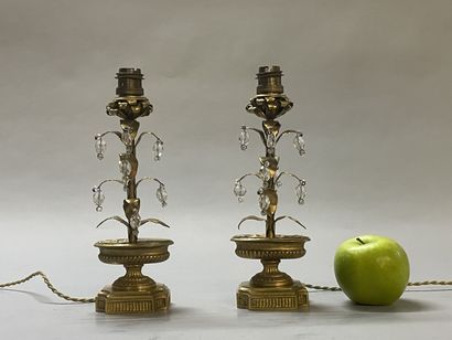 Paire de flambeaux en bronze, et pampilles,...