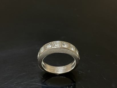 CARTIER: Bague tank en or gris sertie de...