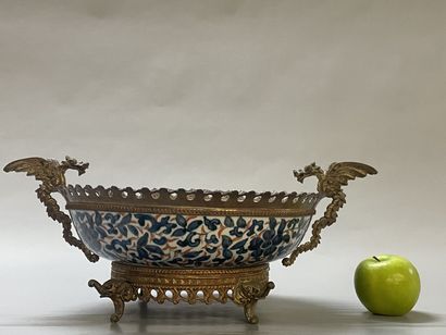 Coupe en porcelaine japonaise, décor Imari,...