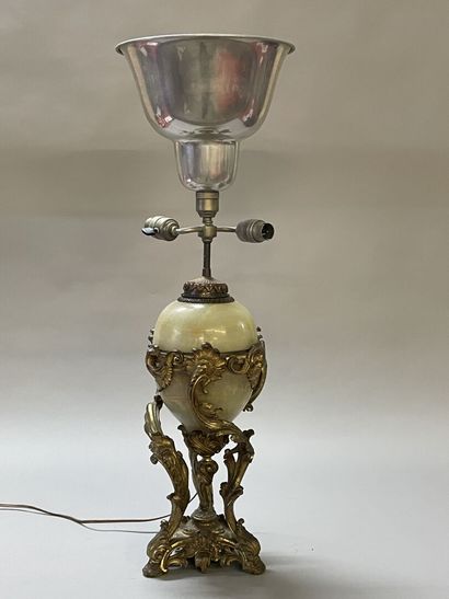 Lampe marbre ovoide, et monture bronze doré...