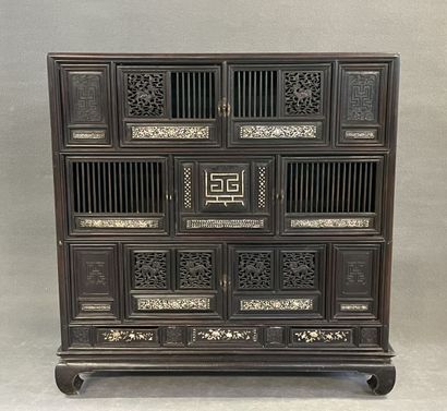 Cabinet en bois exotique à incrustations...