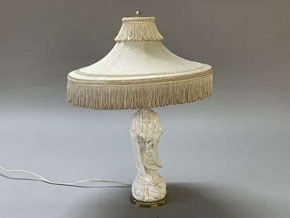 Statuette en porcelaine blanche de Chine...