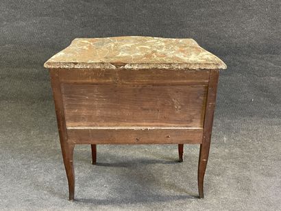 Chest of drawers in satinwood and amaranth,...