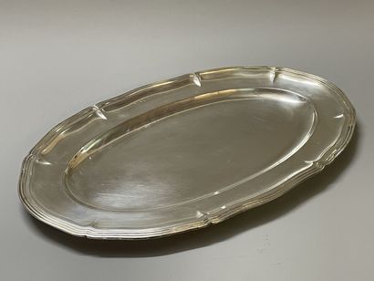 Plat ovale à contour Louis XV, en argent...