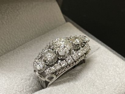 Importante bague en platine sertie de diamants.
Diamant...