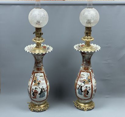 Paire de lampes à pétrôle en porcelaine du...