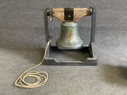 Importante cloche en bronze à patine verte...