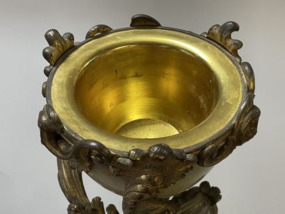 Lampe marbre ovoide, et monture bronze doré...