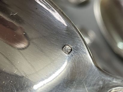 Douze couverts de table en argent modèle...