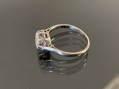 Solitaire en platine, serti d'un diamant...