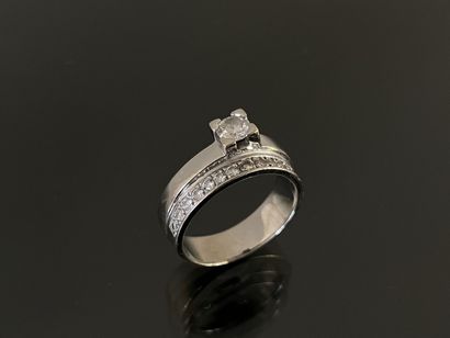 Bague moderne en or gris ligne de diamants...
