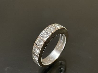 CARTIER: Bague tank en or gris sertie de...