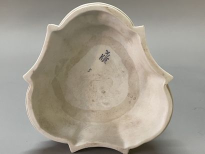 Paire de bougeoirs en biscuit de porcelaine...