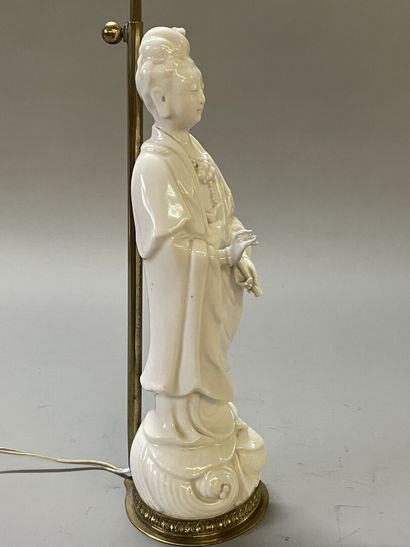 Statuette en porcelaine blanche de Chine...