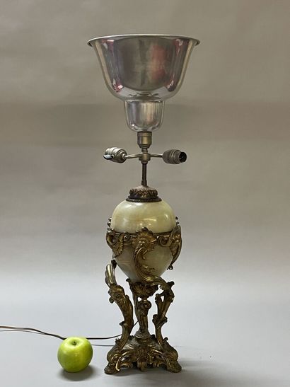 Lampe marbre ovoide, et monture bronze doré...