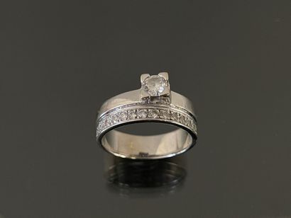 Bague moderne en or gris ligne de diamants...
