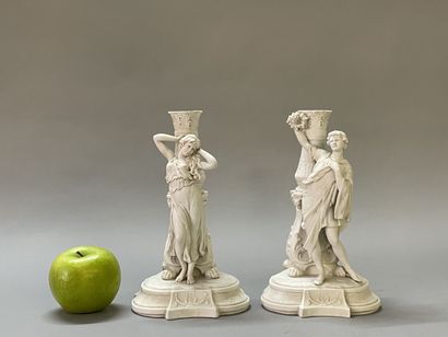 Paire de bougeoirs en biscuit de porcelaine...
