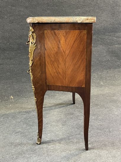 Chest of drawers in satinwood and amaranth,...