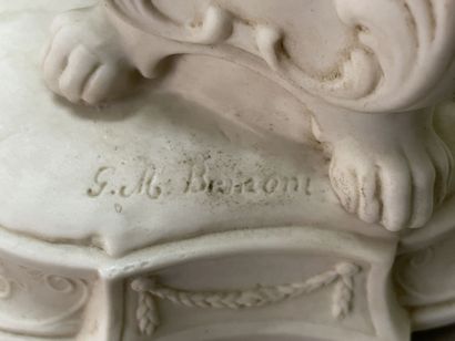 Paire de bougeoirs en biscuit de porcelaine...
