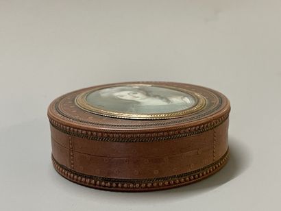 Circular box in carved wood decorated on...