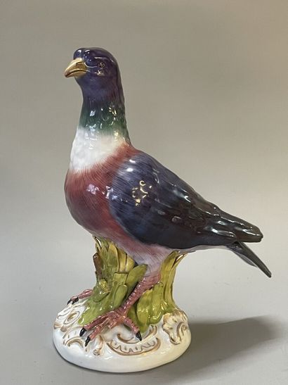 VIENNA 19TH CENTURY
Pigeon in porcelain,...