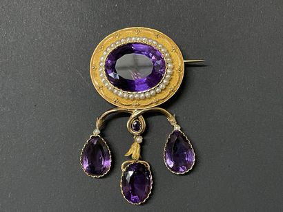 Important broche en or sertie d'une améthyste...