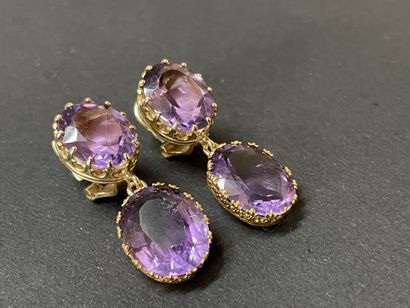Paire de clips d'oreilles en or , serties...