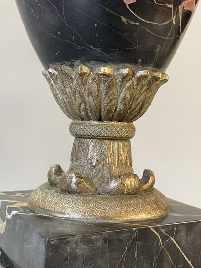 Paire de vases néo-classique en marbre veiné,...