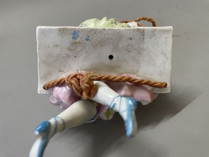Jeune fille sur une balançoire
Statuette...