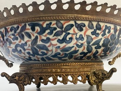 Coupe en porcelaine japonaise, décor Imari,...
