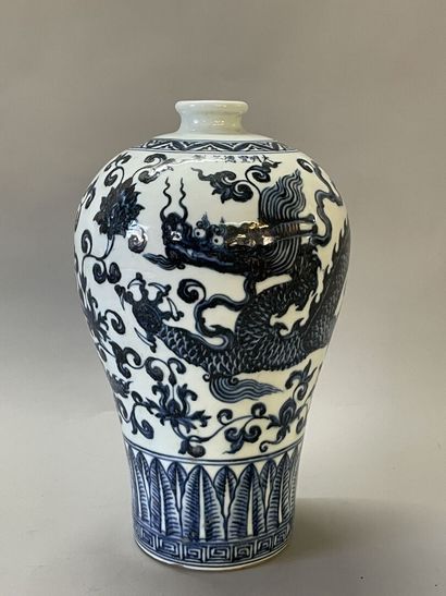 Chinese porcelain meiping vase decorated...