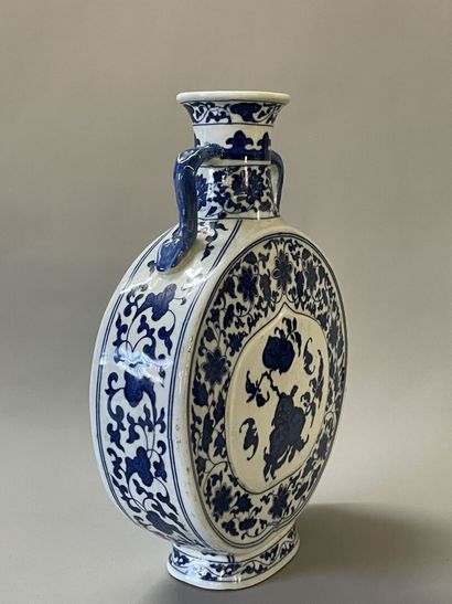 Chinese porcelain flask. 
XXTH CENTURY
Apocryphal...