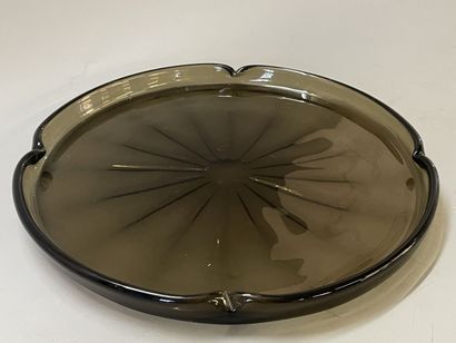 DAUM NANCY
Grand plat en verre fumé. Années...