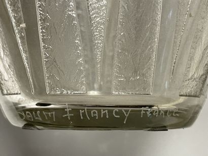 DAUM Nancy.
Vase en verre dégagé à l'acide...