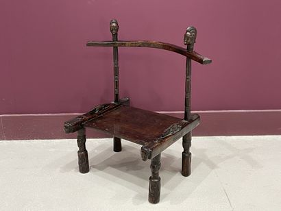 Chaise basse traditionnelle à quatre pieds...