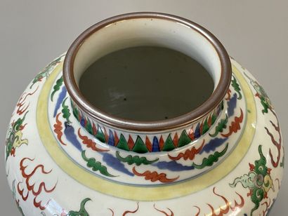 Chinese porcelain vase decorated with dragon...